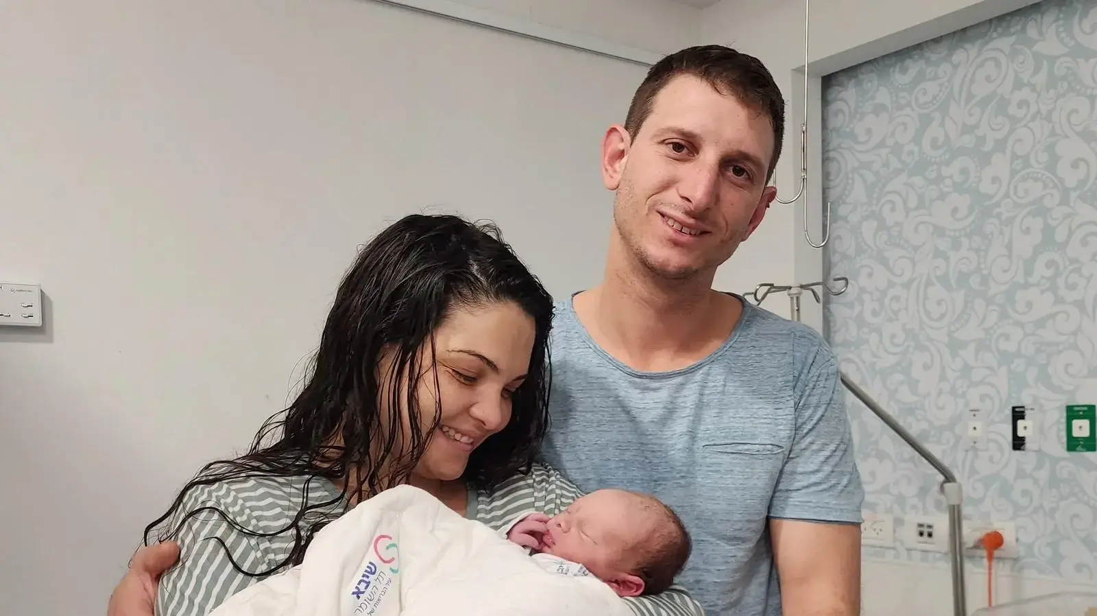 זיו ונדב בן מאיר מעמק חפר, שקיבלו את בנם הבכור עם כניסת השנה החדשה, בי"ח שיבא, 1 בינואר 2024 זיו ונדב בן מאיר מעמק חפר, שקיבלו את בנם הבכור עם כניסת השנה החדשה, בי"ח שיבא, 1 בינואר 2024
