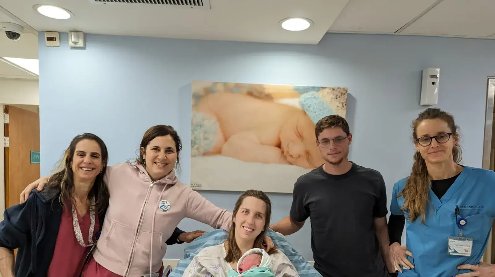 משפחת קניקובסקי, ד"ר לירון יורמן והמיילדות ג'ולי בן שטרית ועינת ארליך עם בנם השני, התינוק הראשון שנולד בבי"ח מאיר בשנת 2024 משפחת קניקובסקי, ד"ר לירון יורמן והמיילדות ג'ולי בן שטרית ועינת ארליך עם בנם השני, התינוק הראשון שנולד בבי"ח מאיר בשנת 2024