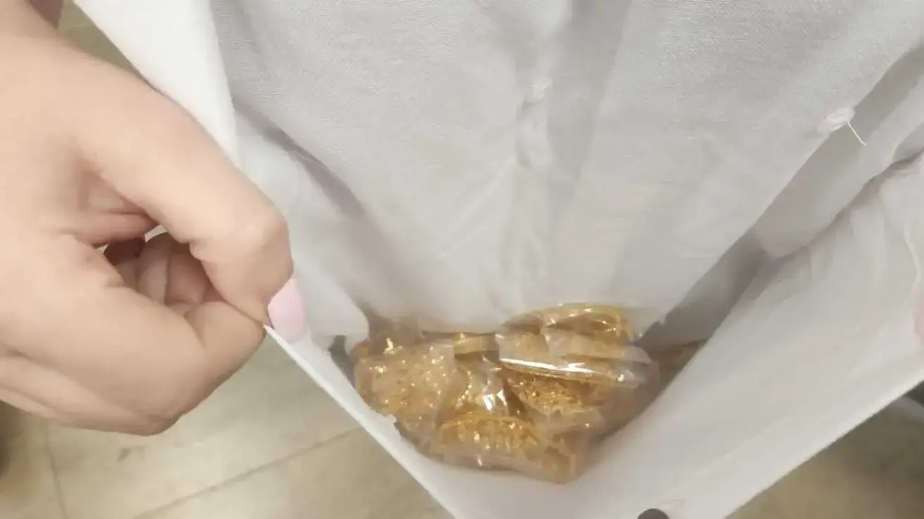 זוג ניסה להבריח 3.5 קילו זהב דרך נתב"ג
זוג ניסה להבריח 3.5 קילו זהב דרך נתב"ג