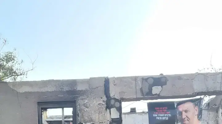 משפחת שרעבי מחוץ לבית המשפחה ההרוס שבקיבוץ בארי, 1 בינואר 2024 משפחת שרעבי מחוץ לבית המשפחה ההרוס שבקיבוץ בארי, 1 בינואר 2024