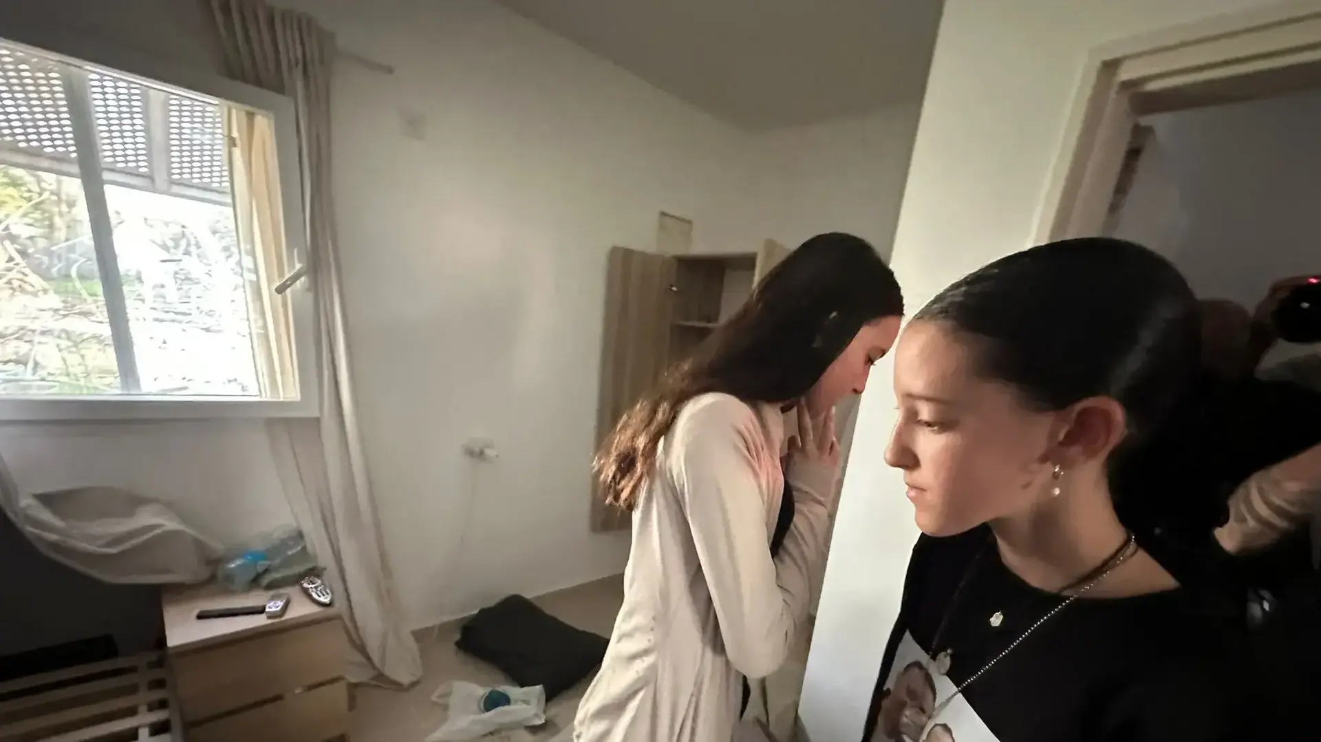 בנות משפחת שרעבי מחוץ לבית המשפחה ההרוס שבקיבוץ בארי, 1 בינואר 2024 בנות משפחת שרעבי מחוץ לבית המשפחה ההרוס שבקיבוץ בארי, 1 בינואר 2024