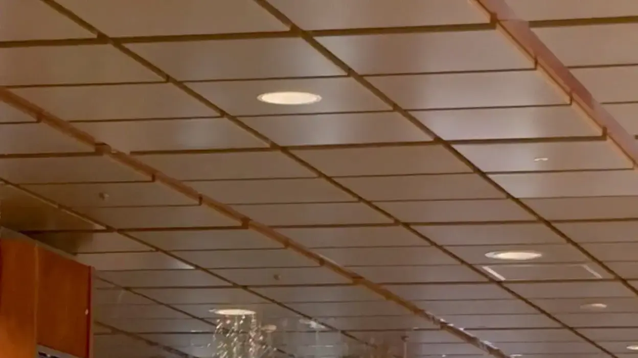 דליפת מים מהתקרה לאחר רעידת האדמה ביפן, אישיקאווה. 1 בינואר 2024 דליפת מים מהתקרה לאחר רעידת האדמה ביפן, אישיקאווה. 1 בינואר 2024
