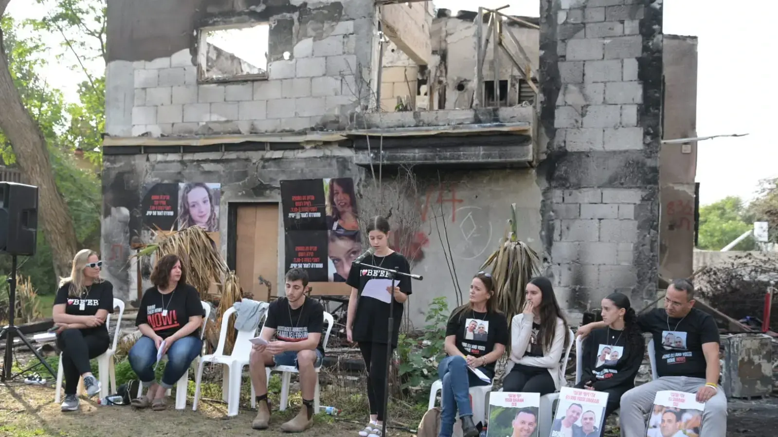 תושבי קיבוץ בארי ששוחררו מהשבי ביקרו לראשונה בקיבוץ. 1 בינואר 2024 תושבי קיבוץ בארי ששוחררו מהשבי ביקרו לראשונה בקיבוץ. 1 בינואר 2024