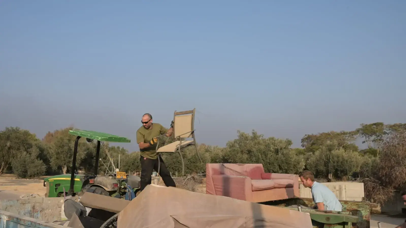 תושבי קיבוץ בארי ששוחררו מהשבי ביקרו לראשונה בקיבוץ. 1 בינואר 2024 תושבי קיבוץ בארי ששוחררו מהשבי ביקרו לראשונה בקיבוץ. 1 בינואר 2024