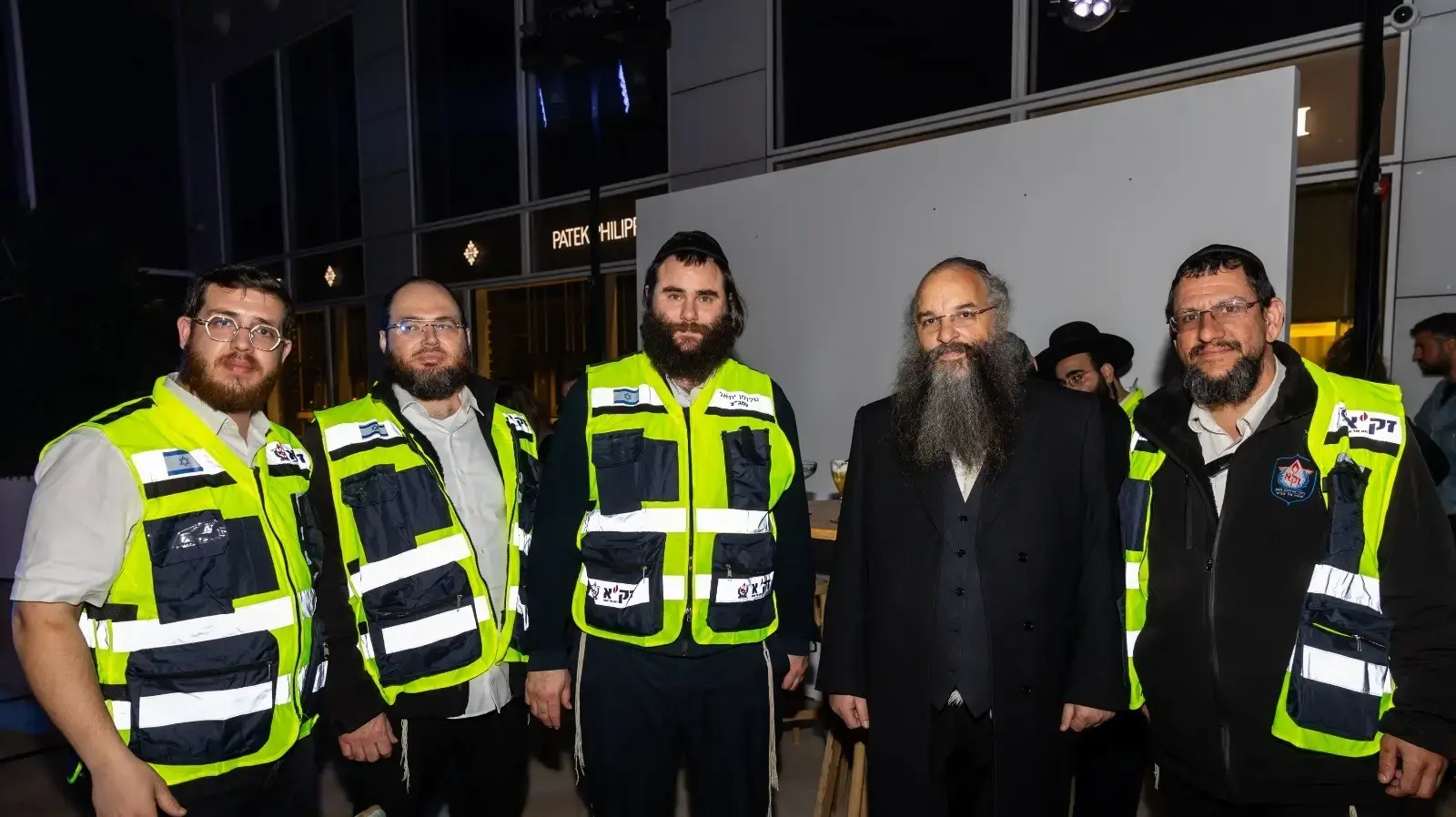 צבי חסיד מנכ"ל זק"א תל אביב יחד עם המתנדבים צבי חסיד מנכ"ל זק"א תל אביב יחד עם המתנדבים