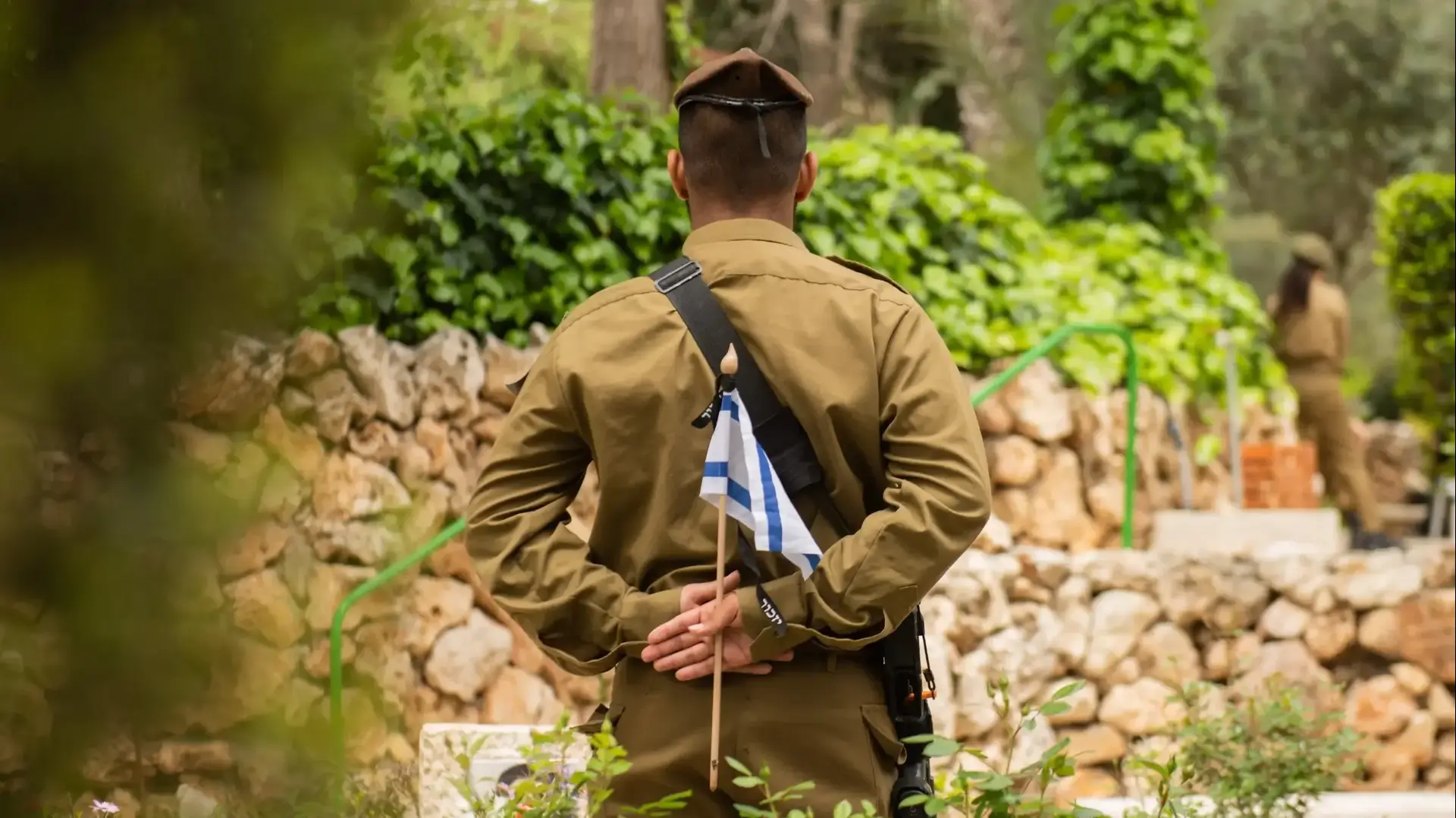 קצין נפגעים מניח דגל על קבר של חלל צה"ל קצין נפגעים מניח דגל על קבר של חלל צה"ל