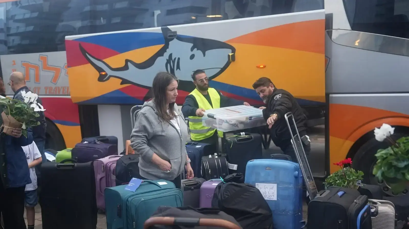 תושבי ניר עוז מגיעים לביתם הזמני בקרית גת 02 בינואר 2024 תושבי ניר עוז מגיעים לביתם הזמני בקרית גת 02 בינואר 2024