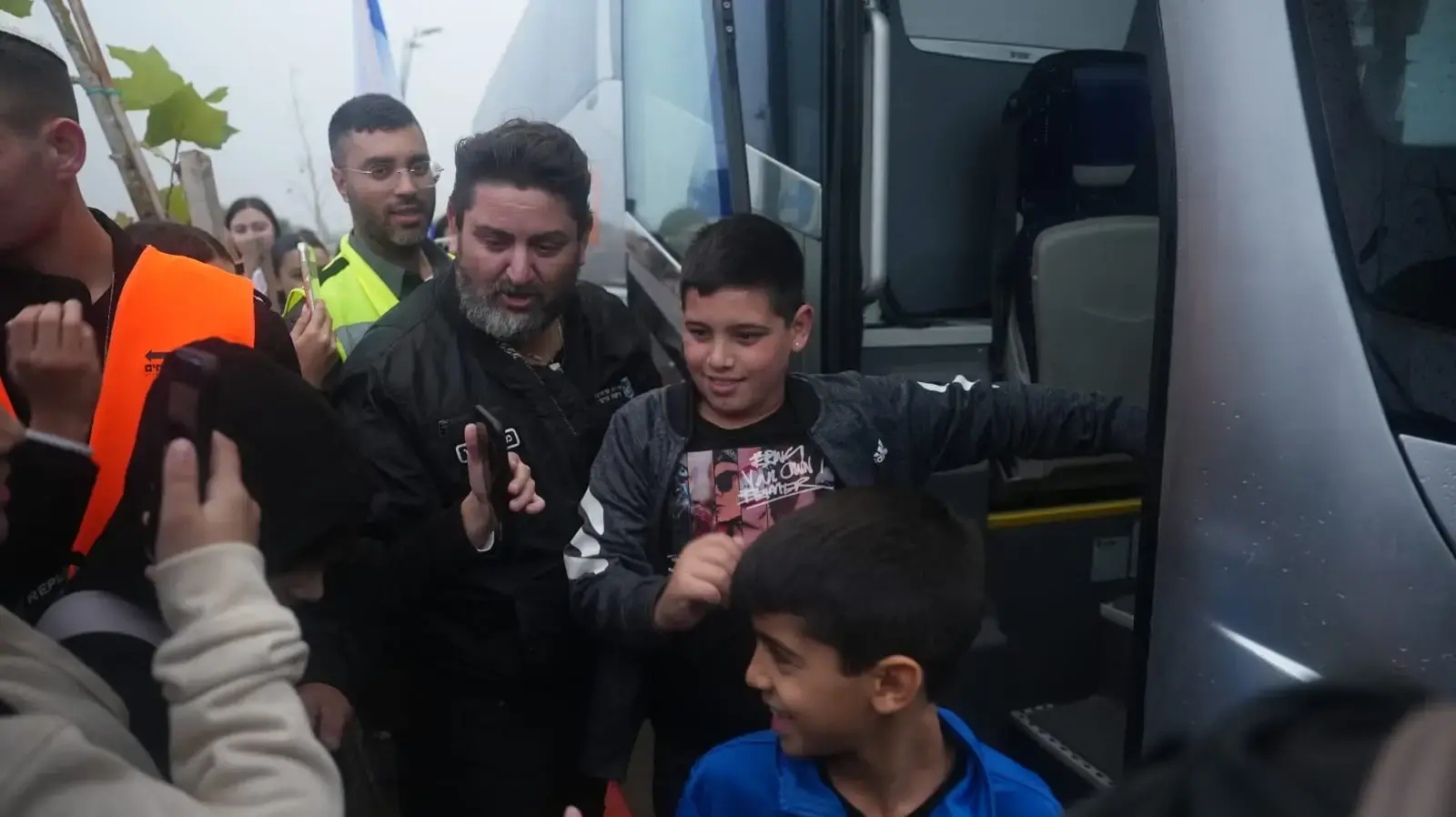 תושבי ניר עוז מגיעים לביתם הזמני בקרית גת 02 בינואר 2024 תושבי ניר עוז מגיעים לביתם הזמני בקרית גת 02 בינואר 2024