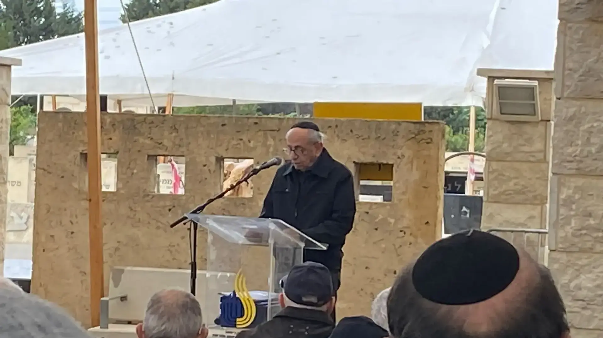 פרדי עיני, ראש לשכתו של צבי זמיר, בהלוויתו של זמיר, 3 בינואר 2024 פרדי עיני, ראש לשכתו של צבי זמיר, בהלוויתו של זמיר, 3 בינואר 2024