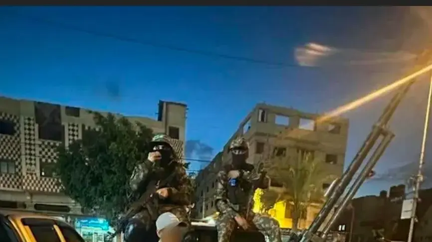 צעירי הטרור: ילדים עם M16 מתאמנים במתקן חמאס המדמה מנהרה צעירי הטרור: ילדים עם M16 מתאמנים במתקן חמאס המדמה מנהרה
