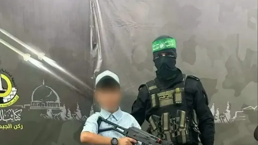 צעירי הטרור: ילדים עם M16 מתאמנים במתקן חמאס המדמה מנהרה צעירי הטרור: ילדים עם M16 מתאמנים במתקן חמאס המדמה מנהרה