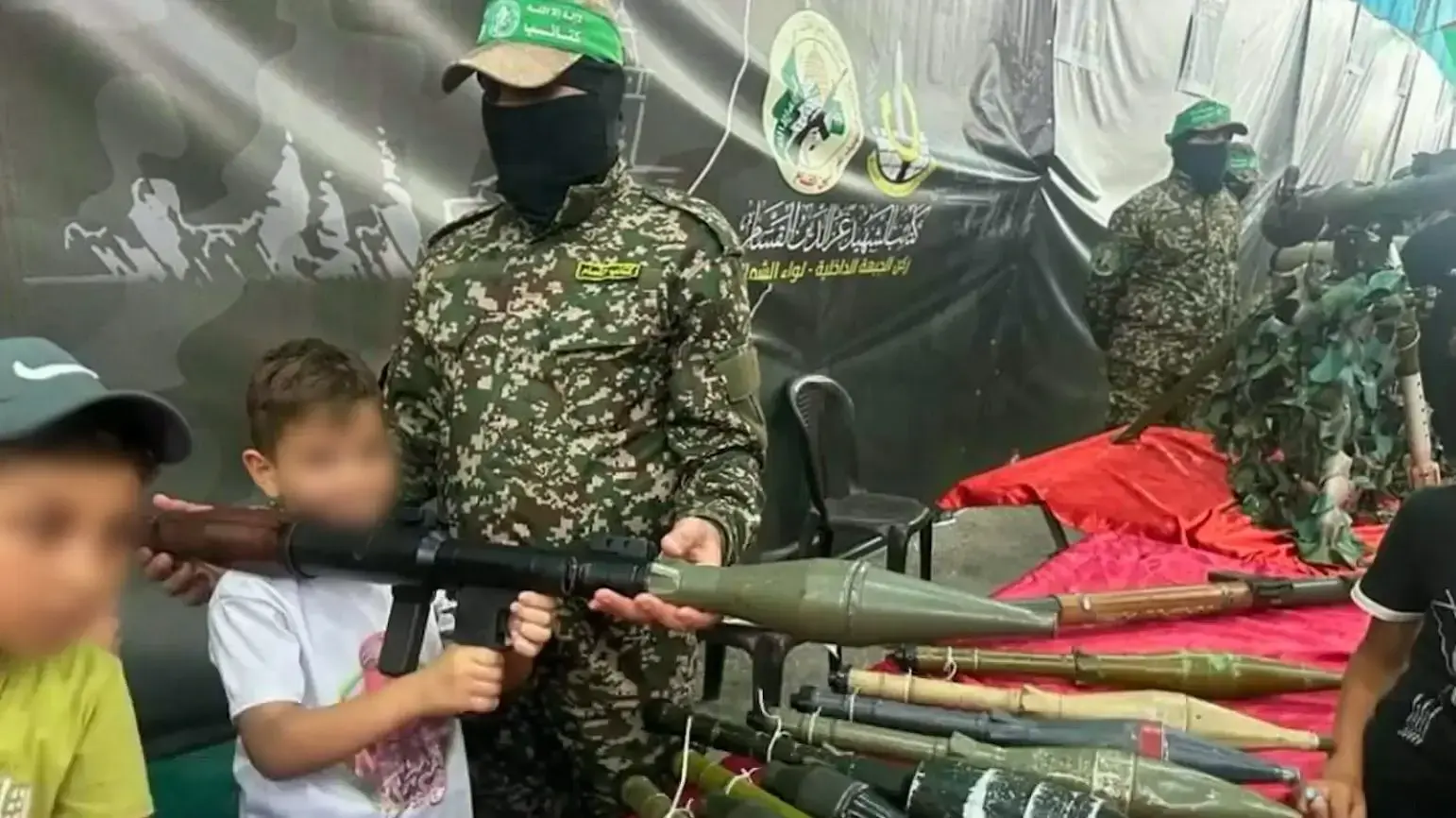 צעירי הטרור: ילדים עם M16 מתאמנים במתקן חמאס המדמה מנהרה צעירי הטרור: ילדים עם M16 מתאמנים במתקן חמאס המדמה מנהרה
