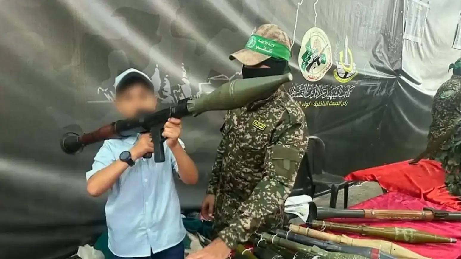 צעירי הטרור: ילדים עם M16 מתאמנים במתקן חמאס המדמה מנהרה צעירי הטרור: ילדים עם M16 מתאמנים במתקן חמאס המדמה מנהרה