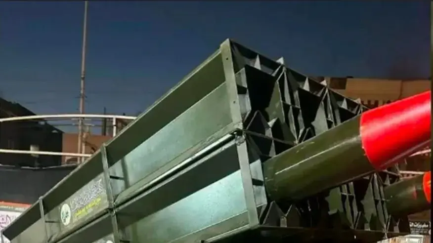 צעירי הטרור: ילדים עם M16 מתאמנים במתקן חמאס המדמה מנהרה צעירי הטרור: ילדים עם M16 מתאמנים במתקן חמאס המדמה מנהרה