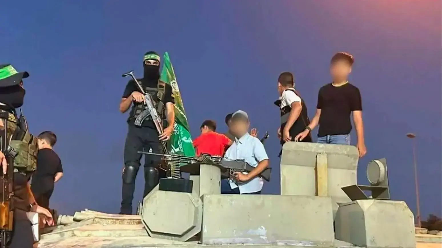 צעירי הטרור: ילדים עם M16 מתאמנים במתקן חמאס המדמה מנהרה צעירי הטרור: ילדים עם M16 מתאמנים במתקן חמאס המדמה מנהרה