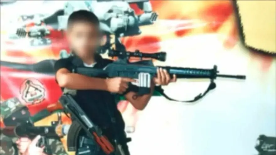 צעירי הטרור: ילדים עם M16 מתאמנים במתקן חמאס המדמה מנהרה צעירי הטרור: ילדים עם M16 מתאמנים במתקן חמאס המדמה מנהרה
