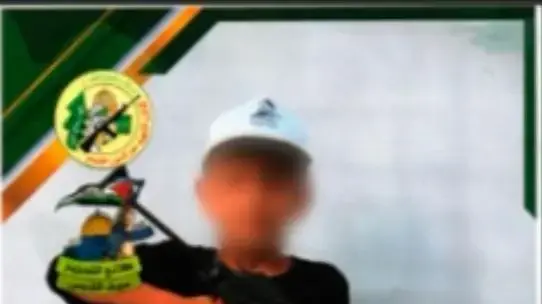 צעירי הטרור: ילדים עם M16 מתאמנים במתקן חמאס המדמה מנהרה צעירי הטרור: ילדים עם M16 מתאמנים במתקן חמאס המדמה מנהרה