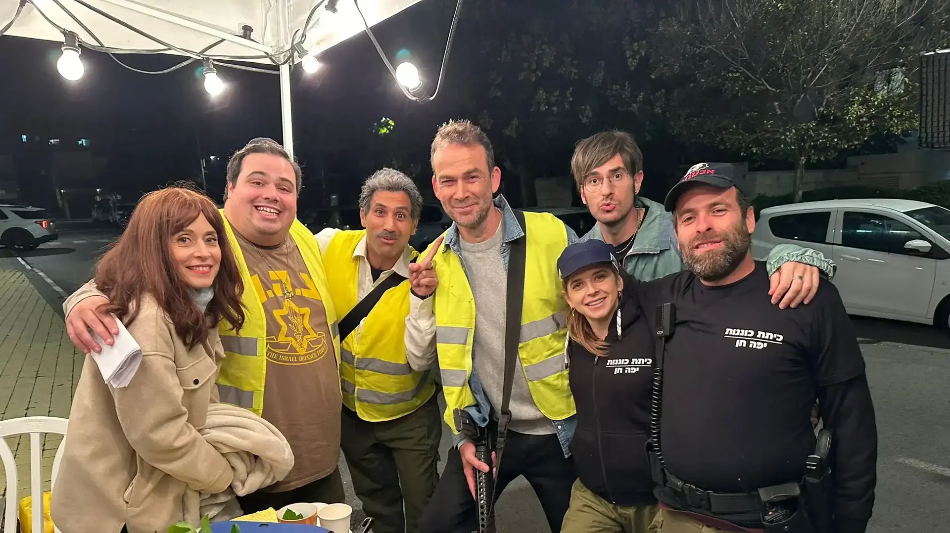 מתוך צילומי מערכון כיתת הכונננות של "ארץ נהדרת" מתוך צילומי מערכון כיתת הכונננות של "ארץ נהדרת"