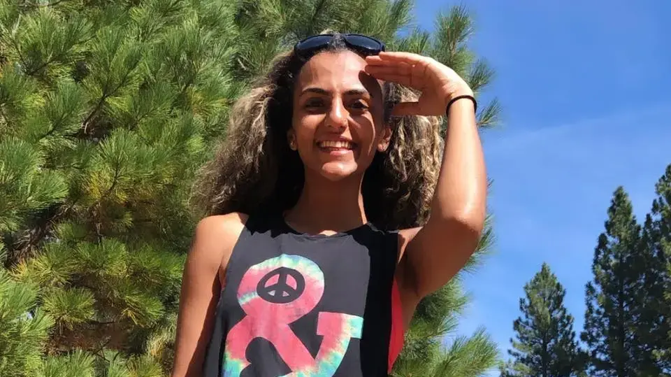 במהלך המריבה בשדה התעופה, בוצאמי אמרה למשטרה שהם עוצרים אותה מכיוון שהשוטרים "מעולם לא ראו מישהי נאה כמוה" במהלך המריבה בשדה התעופה, בוצאמי אמרה למשטרה שהם עוצרים אותה מכיוון שהשוטרים "מעולם לא ראו מישהי נאה כמוה"