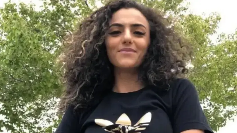 הנדי בוצאמי, בת ה-29, נעצרה בקליפורניה ב-2022 לאחר שהתקשרה למשטרת לאס וגאס שלוש שעות קודם לכן כדי לדווח שאמה מתה הנדי בוצאמי, בת ה-29, נעצרה בקליפורניה ב-2022 לאחר שהתקשרה למשטרת לאס וגאס שלוש שעות קודם לכן כדי לדווח שאמה מתה