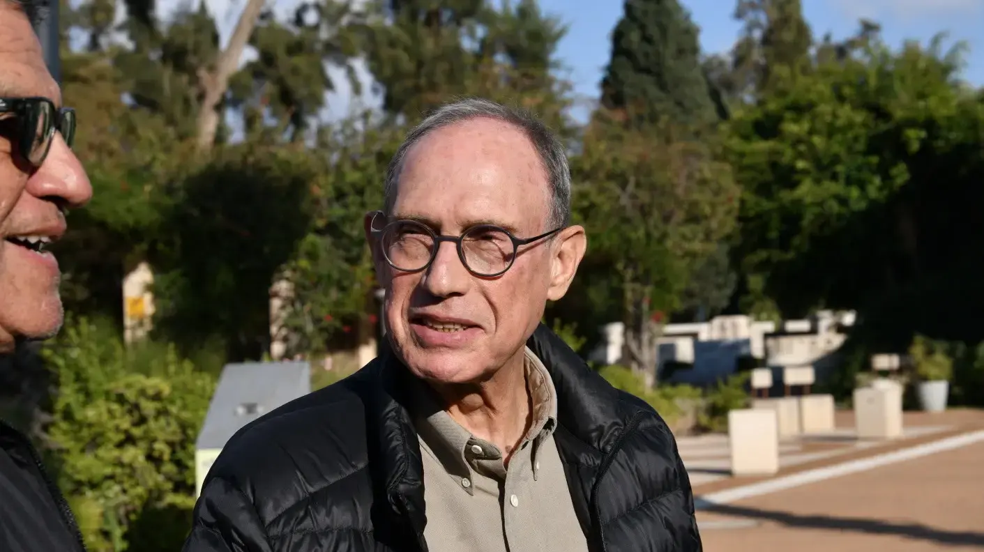 נחמן שי בהלויתו של מולי שפירא בבית העלמין קרית שאול, 4 בינואר 2024 נחמן שי בהלויתו של מולי שפירא בבית העלמין קרית שאול, 4 בינואר 2024