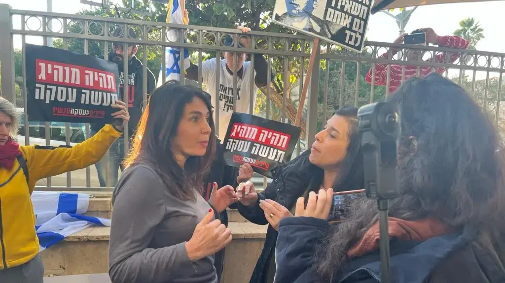 מירי רגב מול נציגי משפחות החטופים בראש העין
5 בינואר 2024 מירי רגב מול נציגי משפחות החטופים בראש העין
5 בינואר 2024