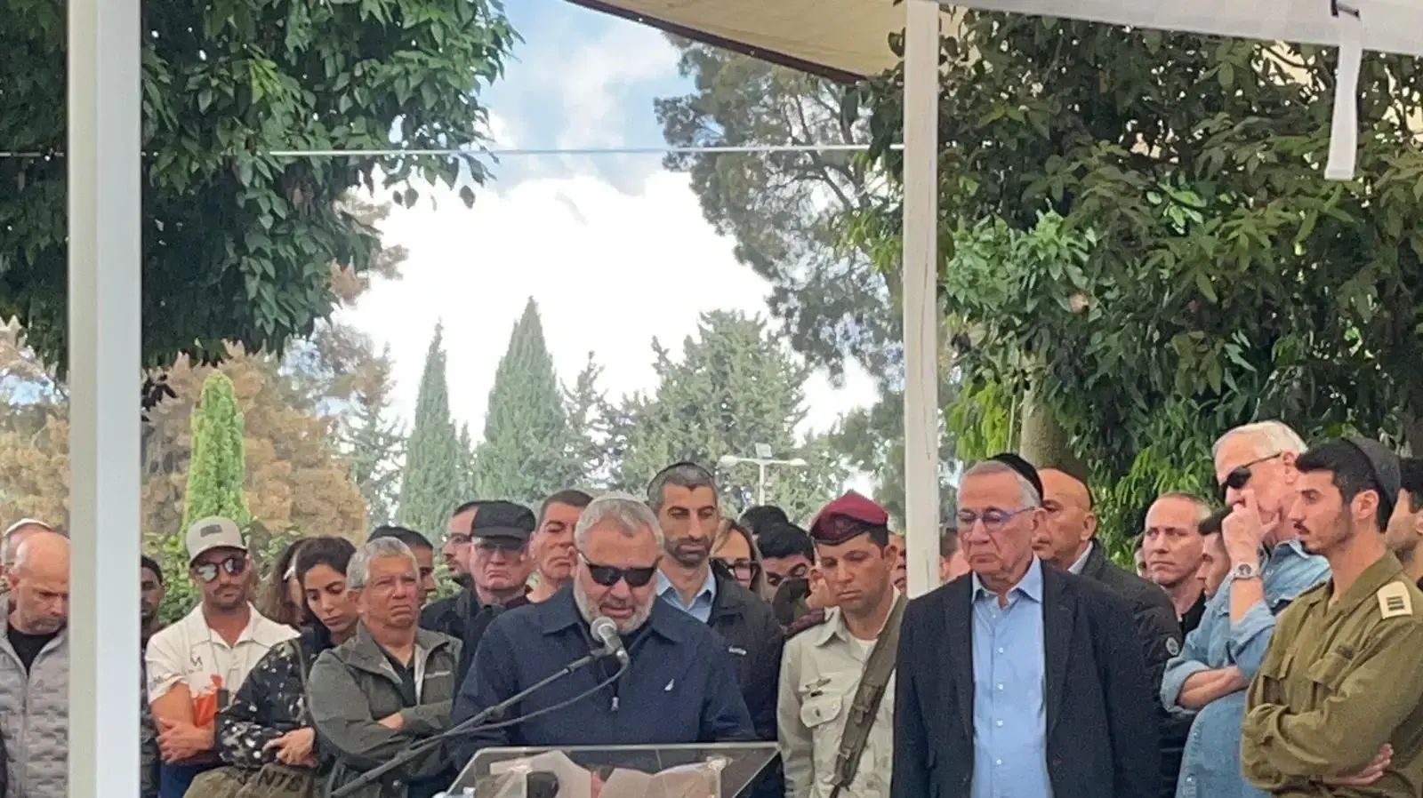 גני איזנקוט באזכרת ה-30 לבנו גל שנפל ברצועת עזה, 5 בינואר 2024 גני איזנקוט באזכרת ה-30 לבנו גל שנפל ברצועת עזה, 5 בינואר 2024
