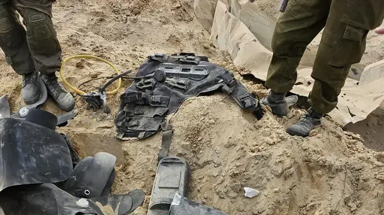 אמצעי לחימה שנמצאו בבית המלון "בלו ביץ'" ברצועת עזה, 5 בינואר 2024 אמצעי לחימה שנמצאו בבית המלון "בלו ביץ'" ברצועת עזה, 5 בינואר 2024