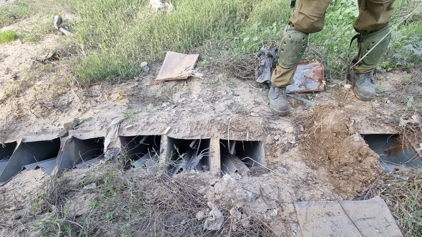 משגרי רקטות שנחשפו על ידי לוחמי חטיבת הנח"ל במסגרת חשיפת פיר אסטרטגי של חמאס המוביל אל מנהרה

