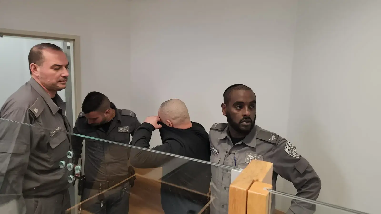 אריה גרינפלד, שהורשע בגין תקיפת נהג בנתיבי איילון באמצעות קסדת האופנוע שלו, בדיון גזר הדין, בית משפט המחוזי תל אביב, 7 בינואר 2024 אריה גרינפלד, שהורשע בגין תקיפת נהג בנתיבי איילון באמצעות קסדת האופנוע שלו, בדיון גזר הדין, בית משפט המחוזי תל אביב, 7 בינואר 2024