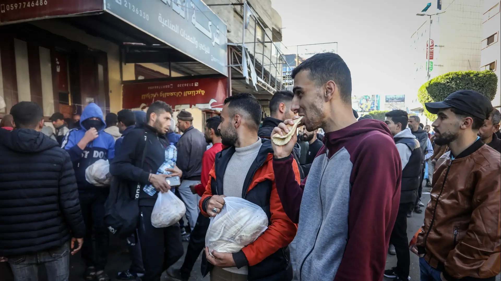 תושבים ברפיח בדרום רצועת עזה בתור לקבלת מזון תושבים ברפיח בדרום רצועת עזה בתור לקבלת מזון