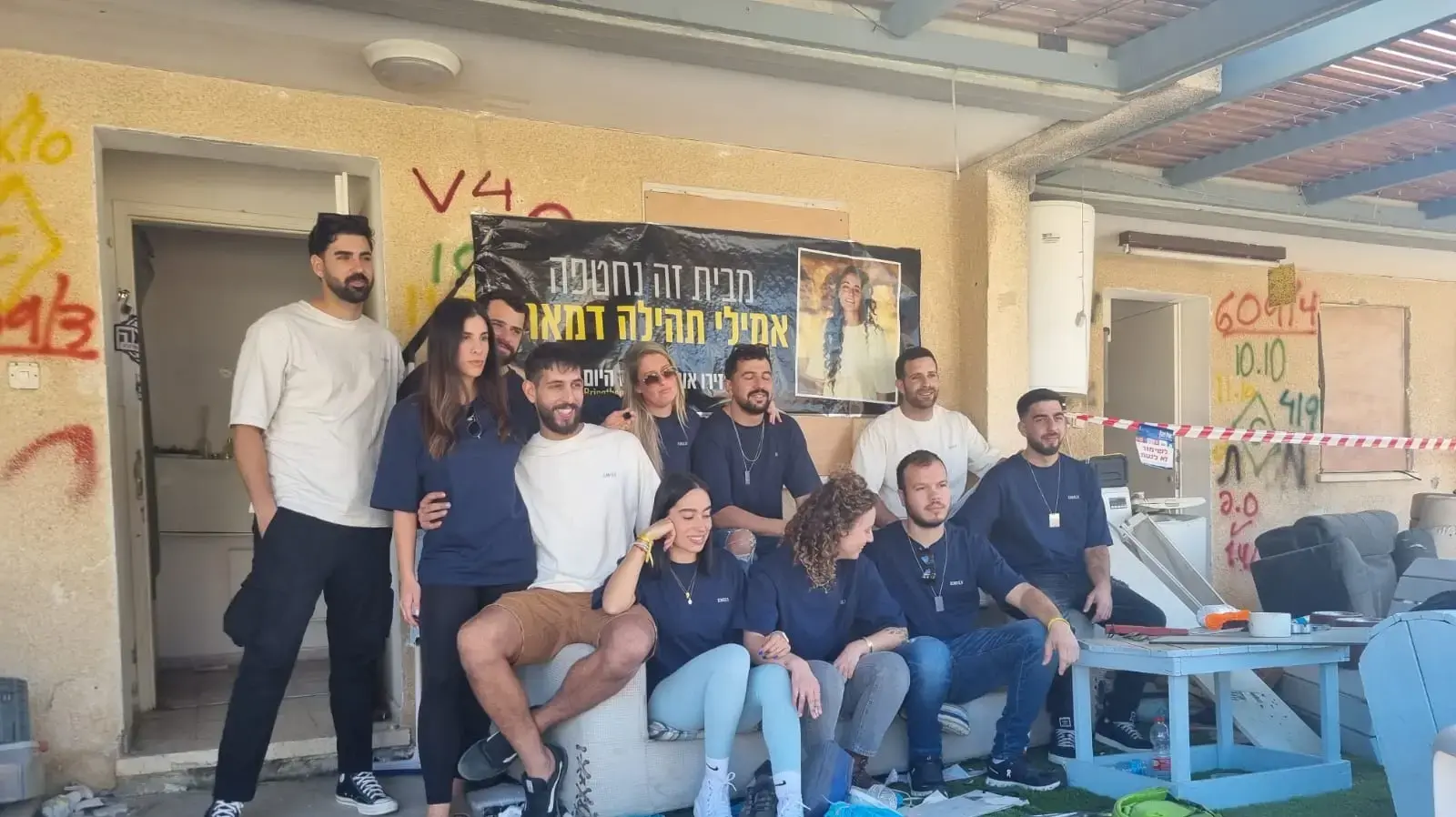 משפחות החטופים מסיירות בחורבות קיבוץ כפר עזה. 7 בינואר 2023 משפחות החטופים מסיירות בחורבות קיבוץ כפר עזה. 7 בינואר 2023
