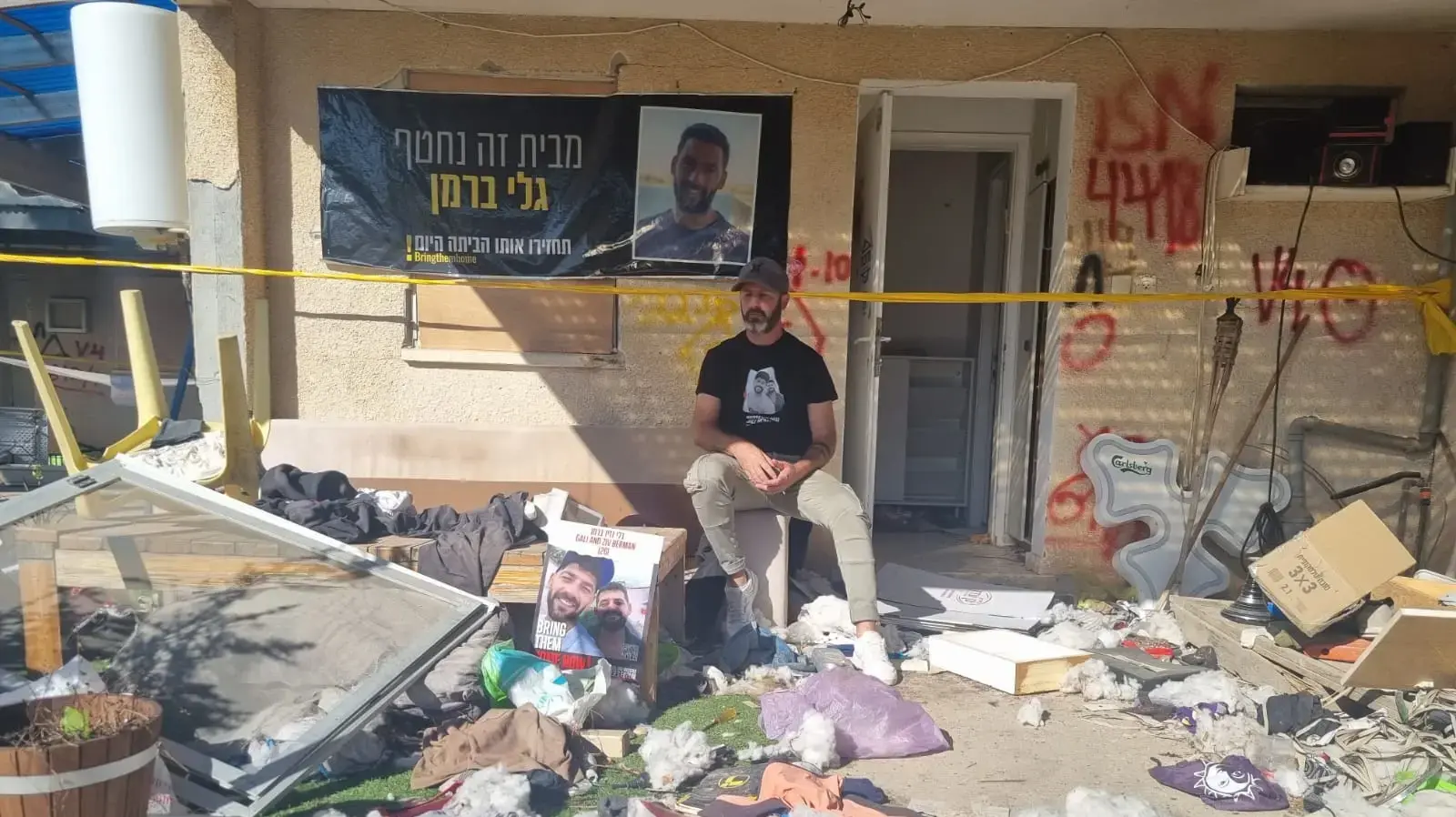 משפחות החטופים מסיירות בחורבות קיבוץ כפר עזה. 7 בינואר 2023 משפחות החטופים מסיירות בחורבות קיבוץ כפר עזה. 7 בינואר 2023