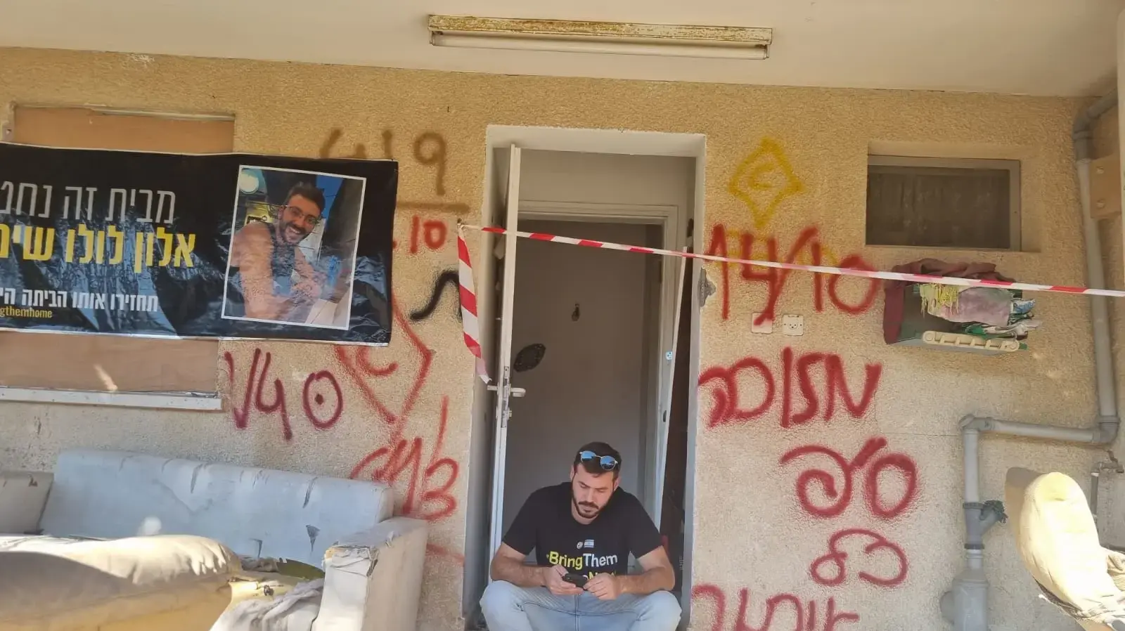 משפחות החטופים מסיירות בחורבות קיבוץ כפר עזה. 7 בינואר 2023 
