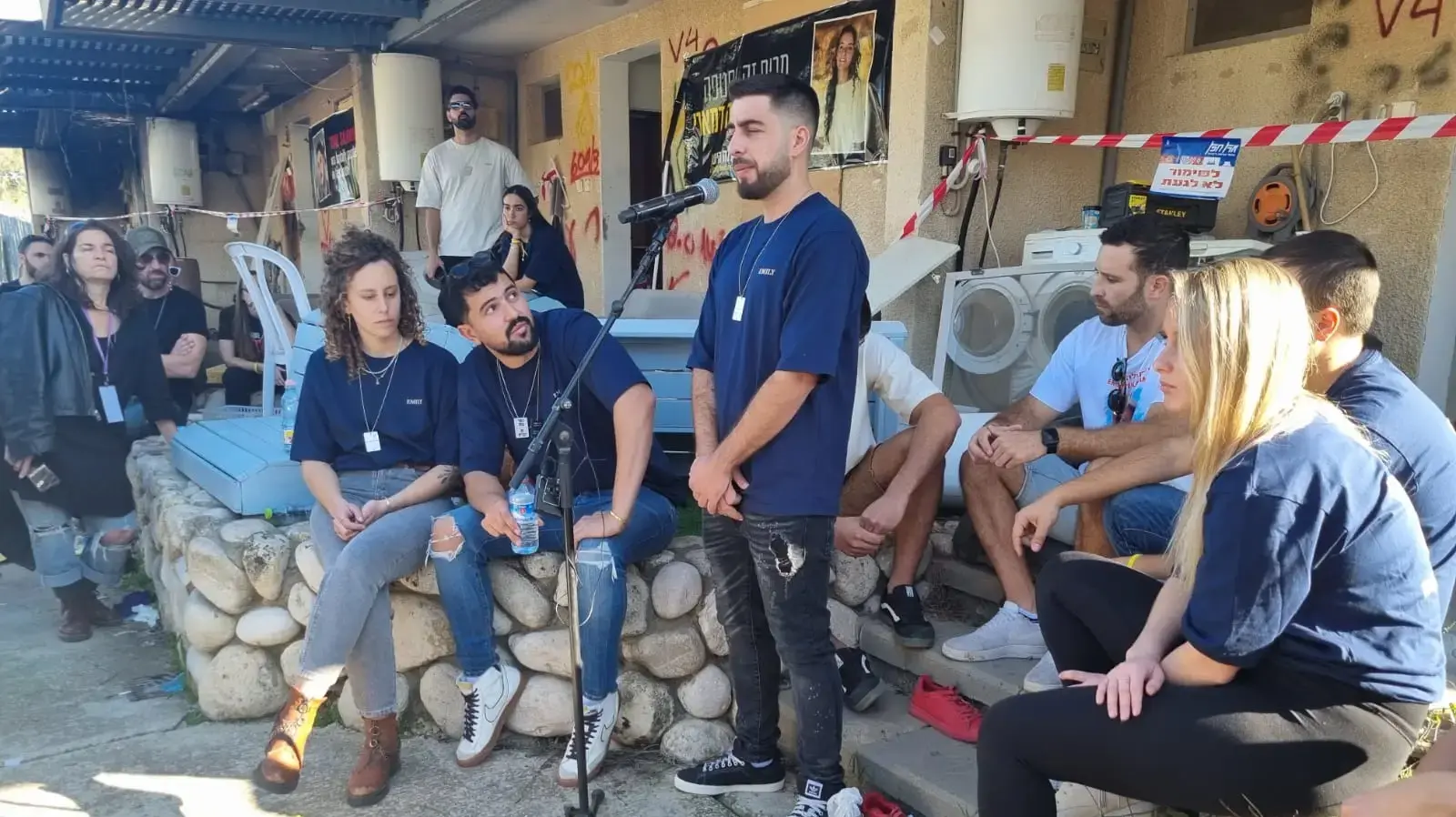 משפחות החטופים מסיירות בחורבות קיבוץ כפר עזה. 7 בינואר 2023 משפחות החטופים מסיירות בחורבות קיבוץ כפר עזה. 7 בינואר 2023