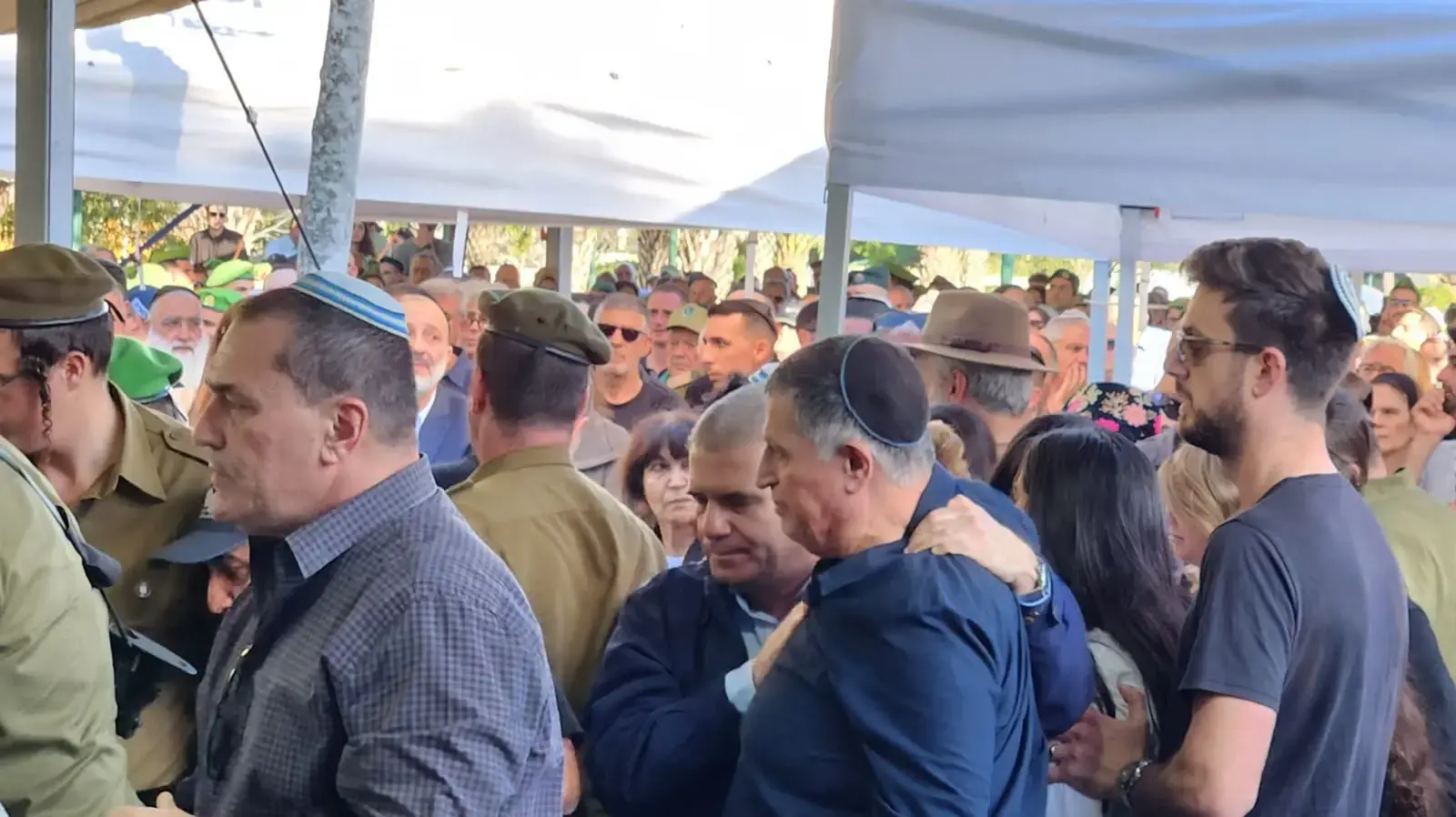 האלוף במיל' יואב מרדכי עם גל הירש בהלווית חתנו האלוף במיל' יואב מרדכי עם גל הירש בהלווית חתנו