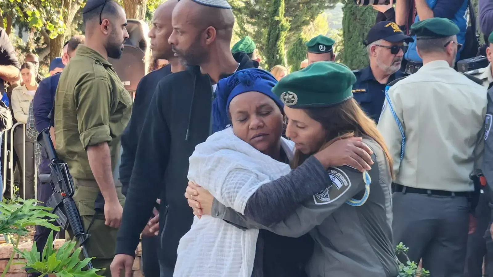 ורד, אמה של לוחמת מג"ב שי גרמאי, בהלוויתה ורד, אמה של לוחמת מג"ב שי גרמאי, בהלוויתה