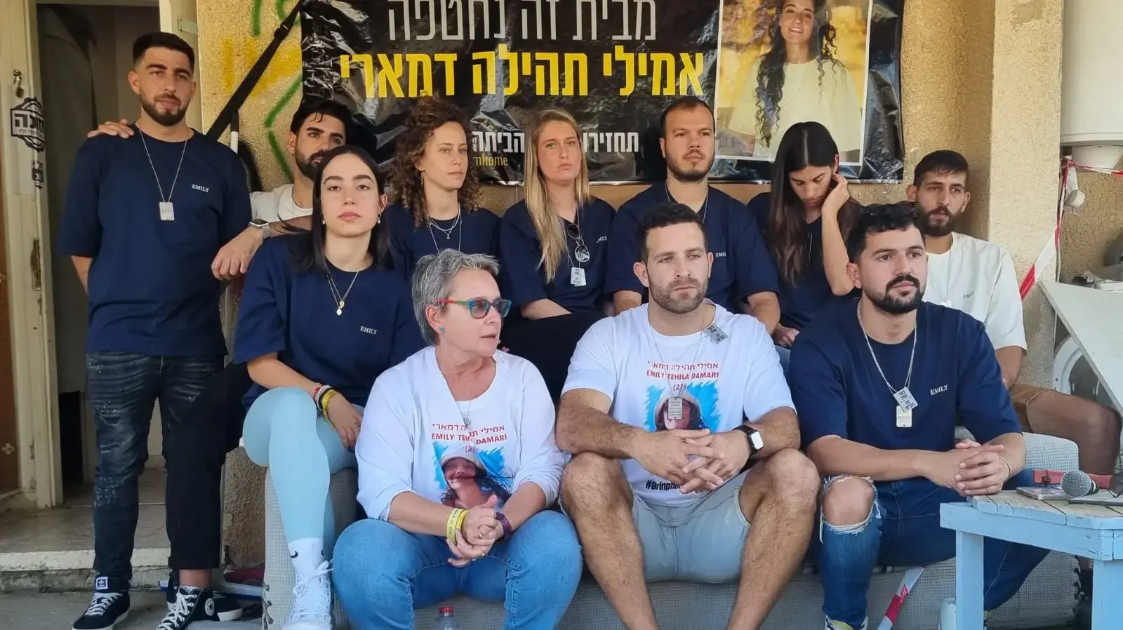 משפחות החטופים מסיירות בחורבות קיבוץ כפר עזה. 7 בינואר 2023 משפחות החטופים מסיירות בחורבות קיבוץ כפר עזה. 7 בינואר 2023