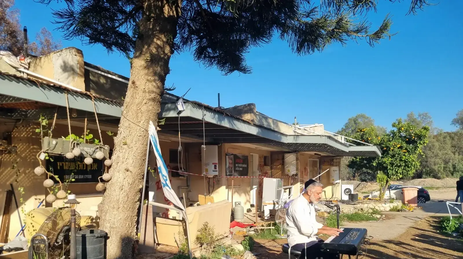 משפחות החטופים מסיירות בחורבות קיבוץ כפר עזה. 7 בינואר 2023 משפחות החטופים מסיירות בחורבות קיבוץ כפר עזה. 7 בינואר 2023