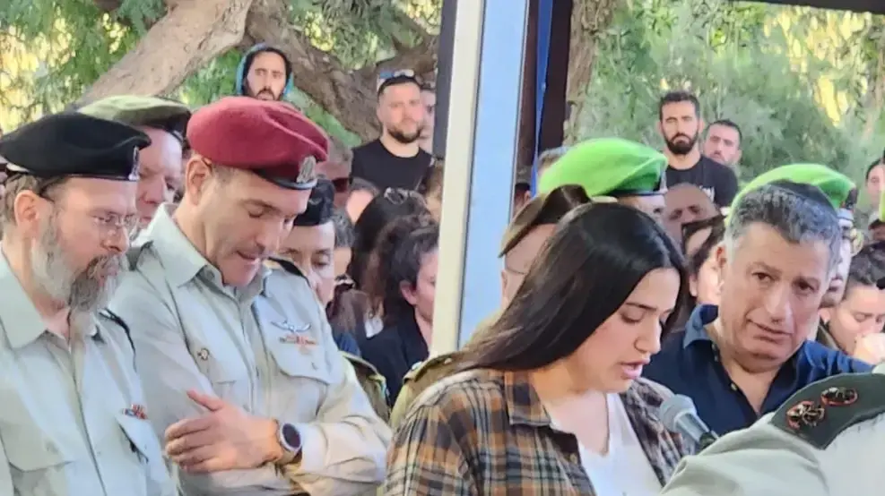 נטע, בת זוגו של רועי יוחאי יוסף מרדכי, לצד אביה, האלוף במיל' יואב מדרכי, 7 בינואר 2023 נטע, בת זוגו של רועי יוחאי יוסף מרדכי, לצד אביה, האלוף במיל' יואב מדרכי, 7 בינואר 2023