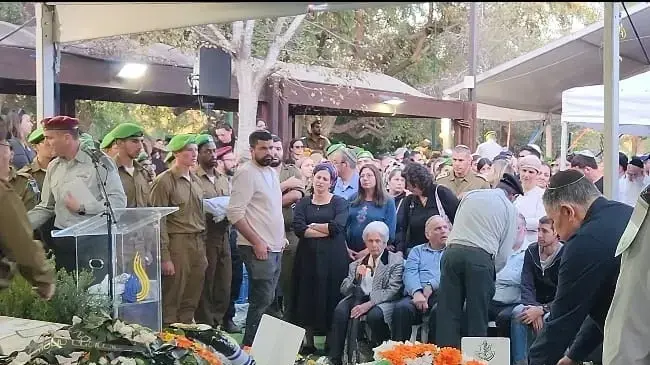 לוויתו של סא"ל רועי יוחאי יוסף מרדכי. נטע רעייתו , רוכנת על קברו 07 בינואר 2024
