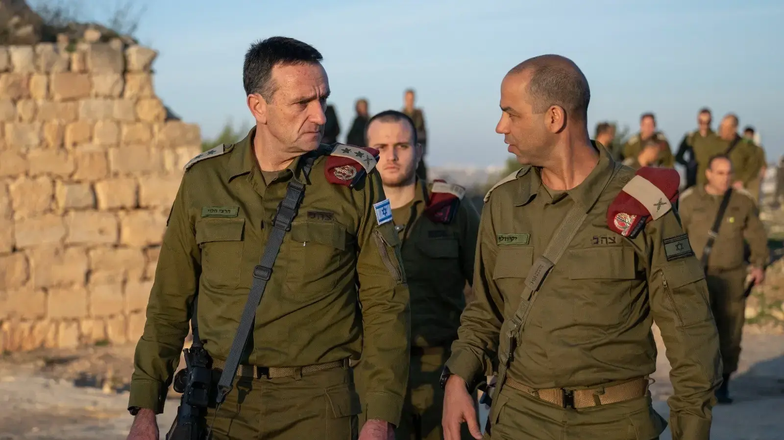 הרמטכ״ל קיים הערכת מצב הבאוגדת יהודה ושומרון, יחד עם מפקד פיקוד המרכז, אלוף יהודה פוקס, מפקד אוגדת יהודה ושומרון, תת-אלוף יקי דולף הרמטכ״ל קיים הערכת מצב הבאוגדת יהודה ושומרון, יחד עם מפקד פיקוד המרכז, אלוף יהודה פוקס, מפקד אוגדת יהודה ושומרון, תת-אלוף יקי דולף