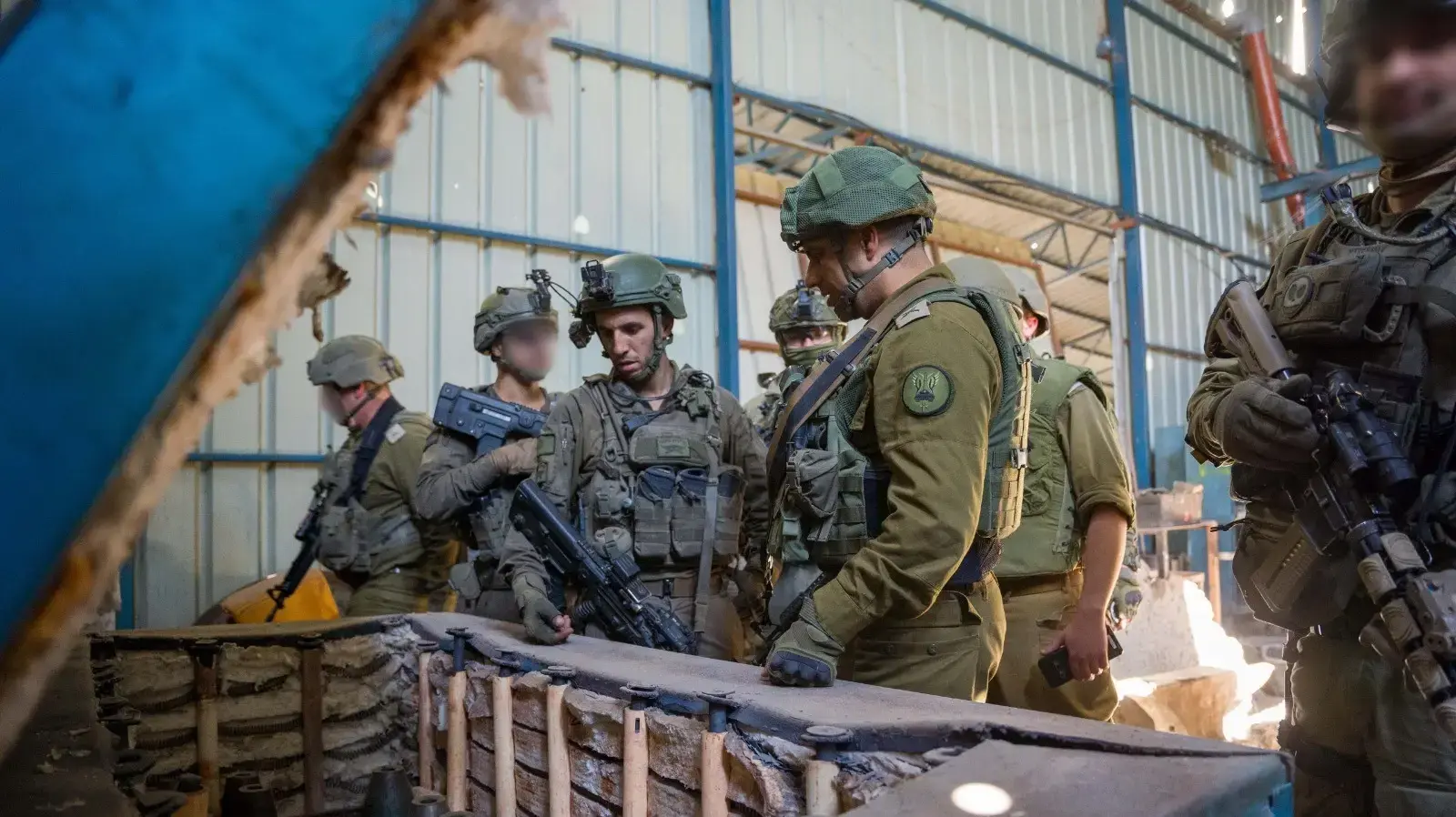 מפקד אוגדה 36, תת-אלוף דדו בר-כליפא ומפקד סיירת גולני, סגן-אלוף דוד באתר ייצור הטילים
מפקד אוגדה 36, תת-אלוף דדו בר-כליפא ומפקד סיירת גולני, סגן-אלוף דוד באתר ייצור הטילים