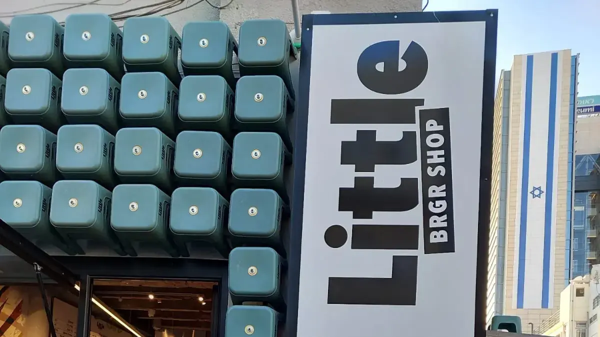 יוזמה לסימון עסקים של מילואימניקים בעיריית תל אביב- ניב וילנצקו, הבעלים של מסעדת "ליטל בורגר", שהודבק תו על העסק שלו יוזמה לסימון עסקים של מילואימניקים בעיריית תל אביב- ניב וילנצקו, הבעלים של מסעדת "ליטל בורגר", שהודבק תו על העסק שלו