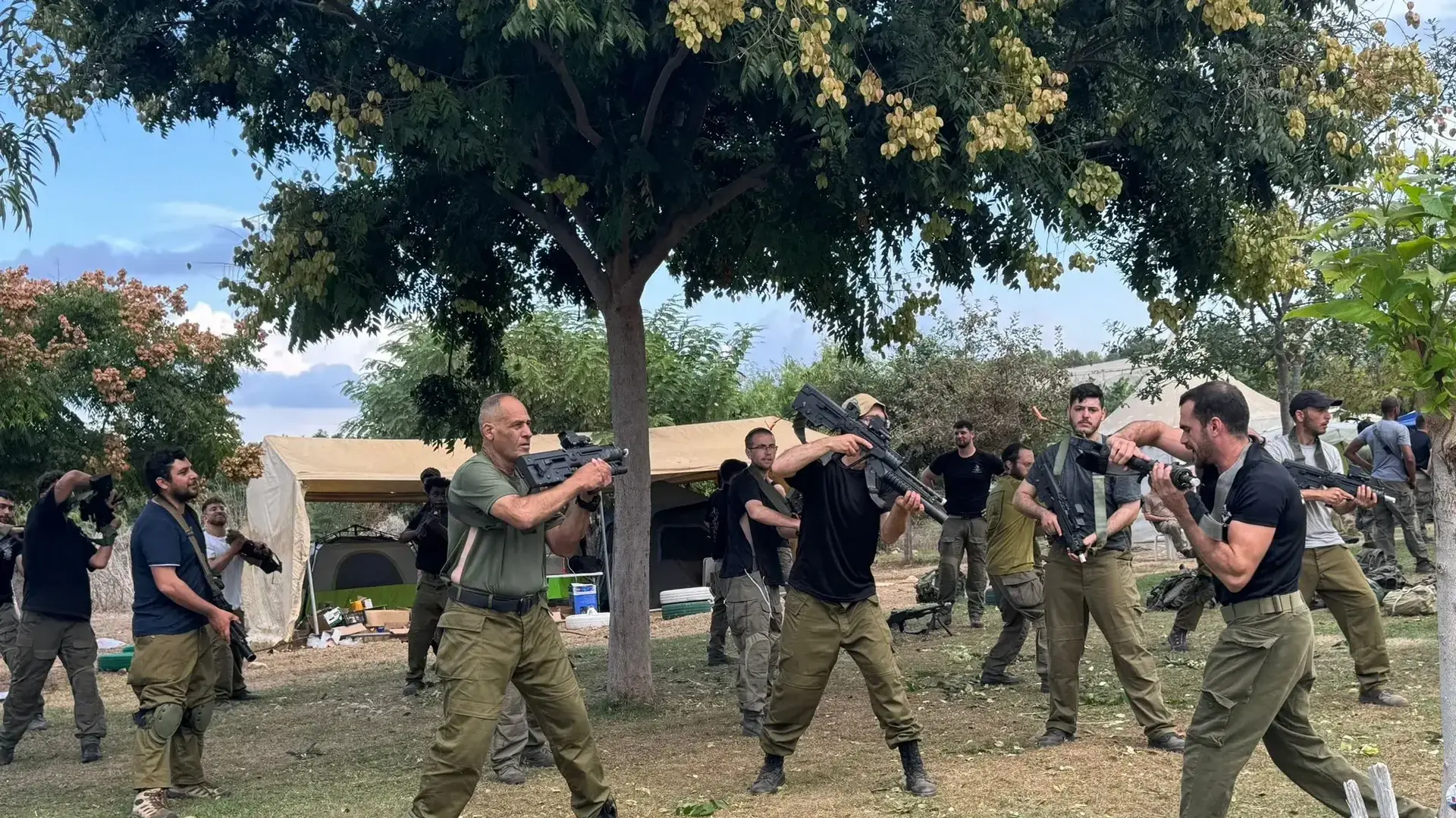 כיתות כוננות נותרו ביישובים כדי להגן במקום התושבים שהתפנו