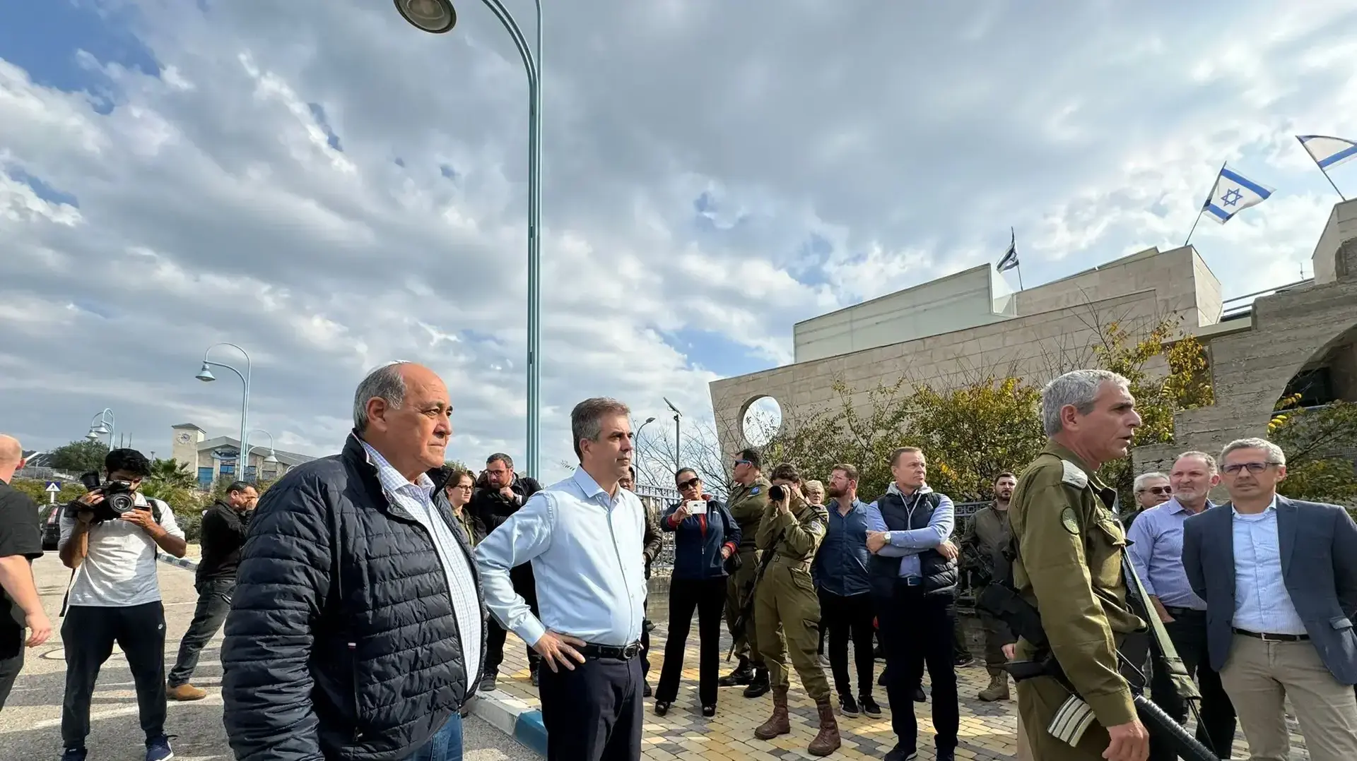 גבי נעמן עם שר החוץ לשעבר אלי כהן בביקור שגרירי מדינות זרות בשלומי גבי נעמן עם שר החוץ לשעבר אלי כהן בביקור שגרירי מדינות זרות בשלומי