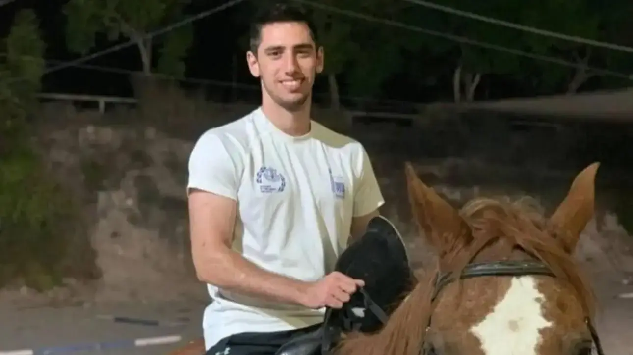 רס"ר (במיל') עמית שחר, מרמת יוחנן, לוחם ביחידת יהל"ם, חיל ההנדסה הקרבית, נפל בקרב במרכז רצועת עזה, בן 25 בנופלו.
רס"ר (במיל') עמית שחר, מרמת יוחנן, לוחם ביחידת יהל"ם, חיל ההנדסה הקרבית, נפל בקרב במרכז רצועת עזה, בן 25 בנופלו.