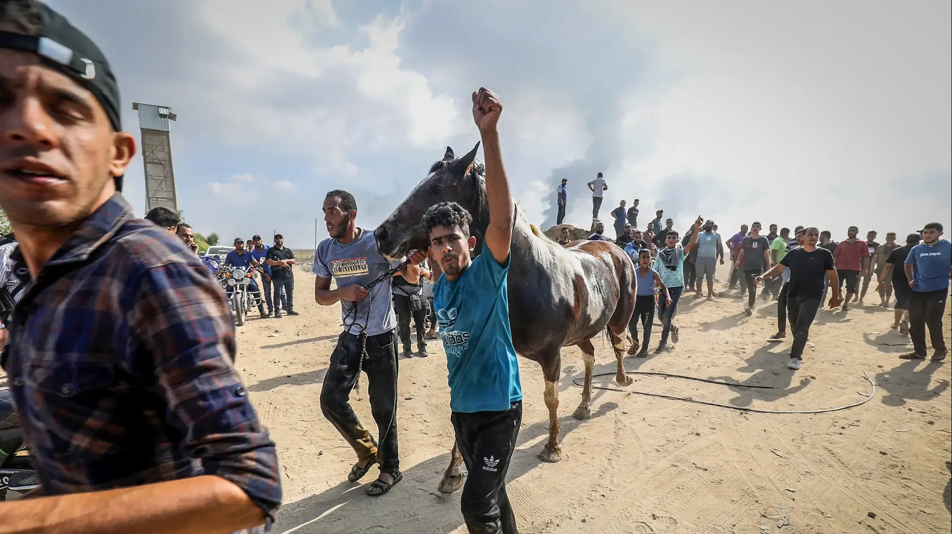 פלסטינים ליד הגדר, רצועת עזה, 7 באוקטובר 2023