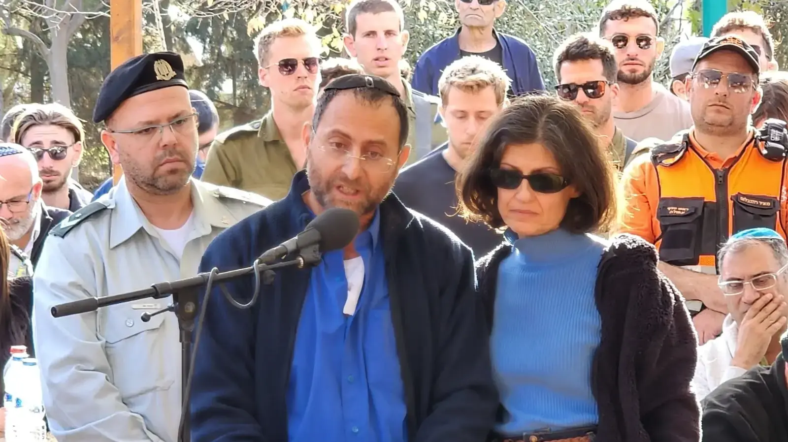 הוריו בלוויתו של רועי אברהם מימון לוחם הנדסה קרבית שנפל בקרב ברצועת עזה 10 בינואר 2023 הוריו בלוויתו של רועי אברהם מימון לוחם הנדסה קרבית שנפל בקרב ברצועת עזה 10 בינואר 2023