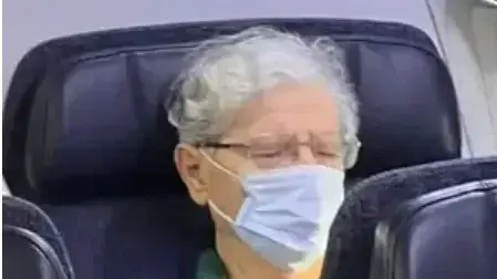 אהרן ברק במטוס בדרך לבית הדין הבין לאומי בהאג 10 בינואר 2024 אהרן ברק במטוס בדרך לבית הדין הבין לאומי בהאג 10 בינואר 2024